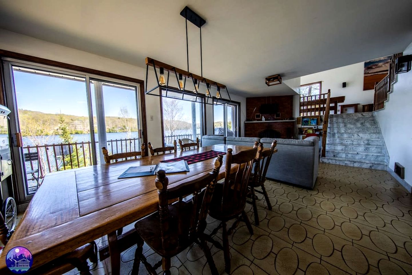 Dog-Friendly Lakefront Cabin with Hot-Tub and Pool Table in Saint Calixte, Quebec