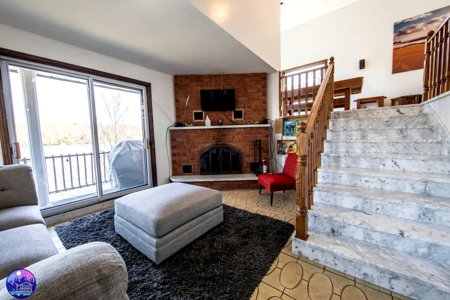 Dog-Friendly Lakefront Cabin with Hot-Tub and Pool Table in Saint Calixte, Quebec