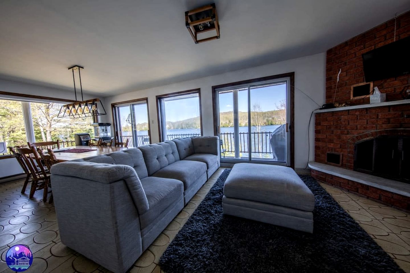 Dog-Friendly Lakefront Cabin with Hot-Tub and Pool Table in Saint Calixte, Quebec