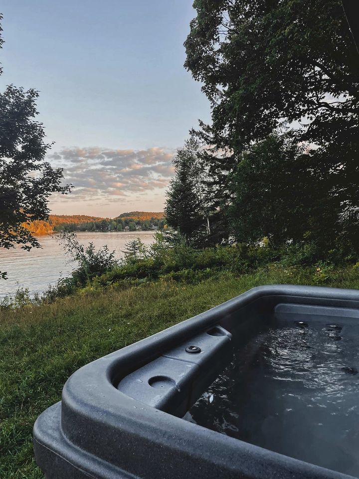 Dog-Friendly Lakefront Cabin with Hot-Tub and Pool Table in Saint Calixte, Quebec