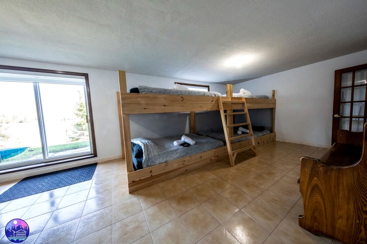 Dog-Friendly Lakefront Cabin with Hot-Tub and Pool Table in Saint Calixte, Quebec