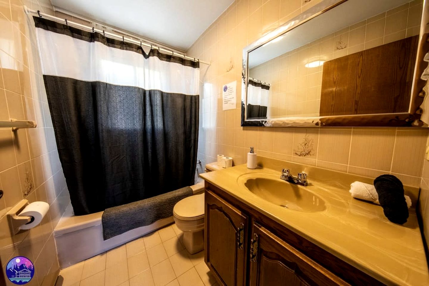 Dog-Friendly Lakefront Cabin with Hot-Tub and Pool Table in Saint Calixte, Quebec