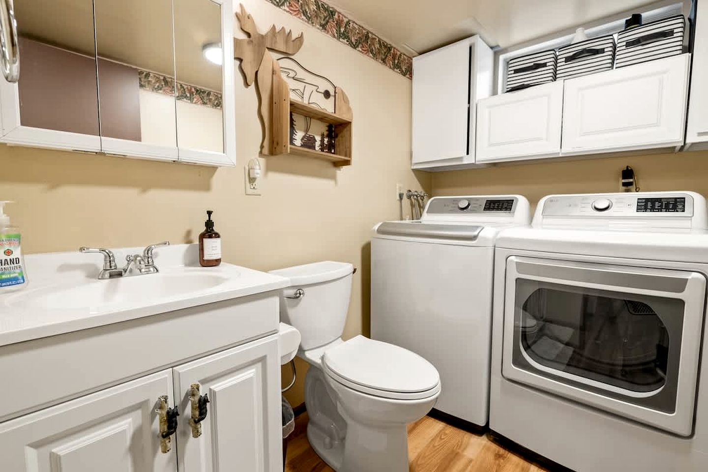 Dog-Friendly Rustic Cabin with Hot-Tub and Deck Great for Families in California