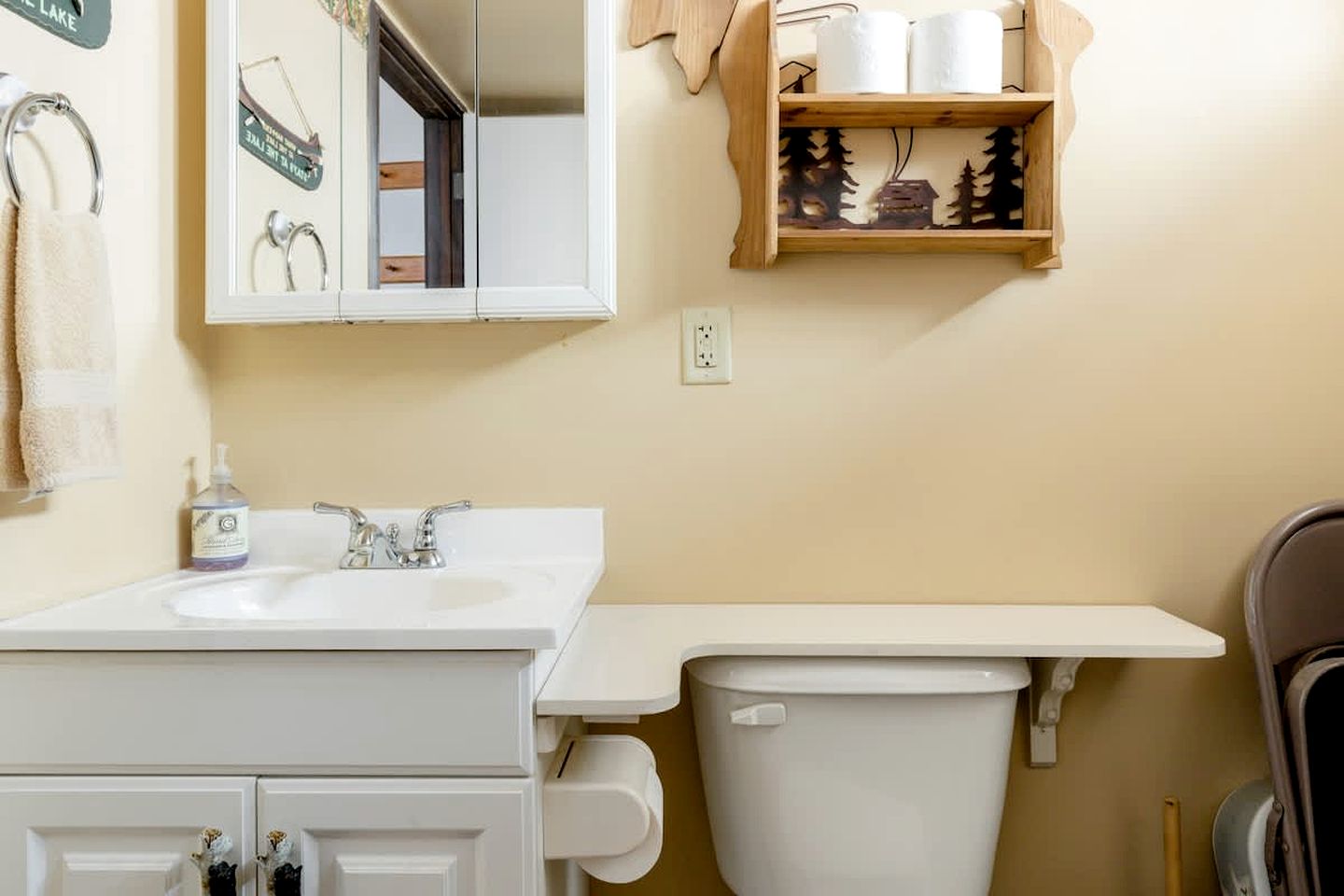 Dog-Friendly Rustic Cabin with Hot-Tub and Deck Great for Families in California