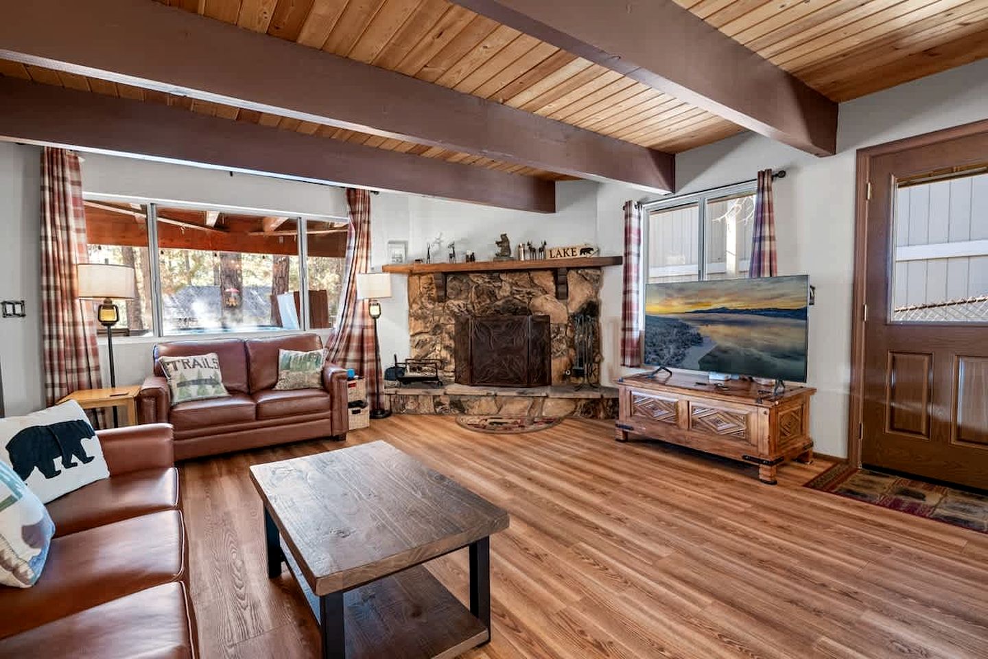 Dog-Friendly Rustic Cabin with Hot-Tub and Deck Great for Families in California