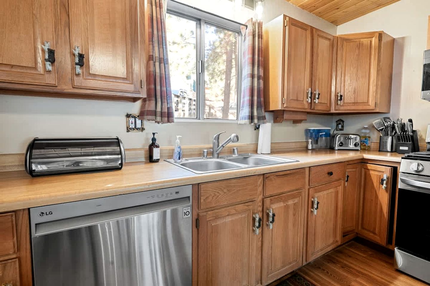 Dog-Friendly Rustic Cabin with Hot-Tub and Deck Great for Families in California