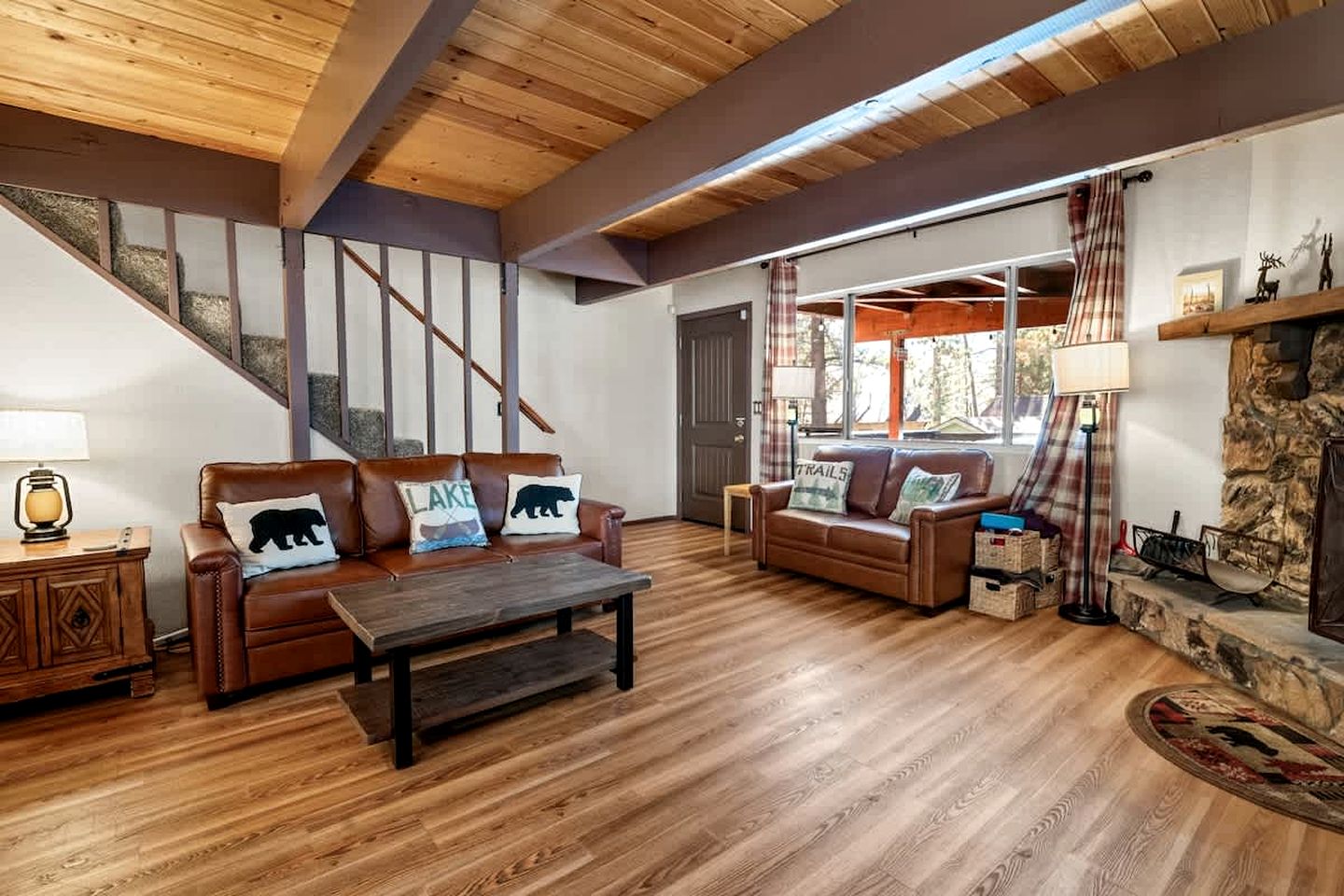 Dog-Friendly Rustic Cabin with Hot-Tub and Deck Great for Families in California