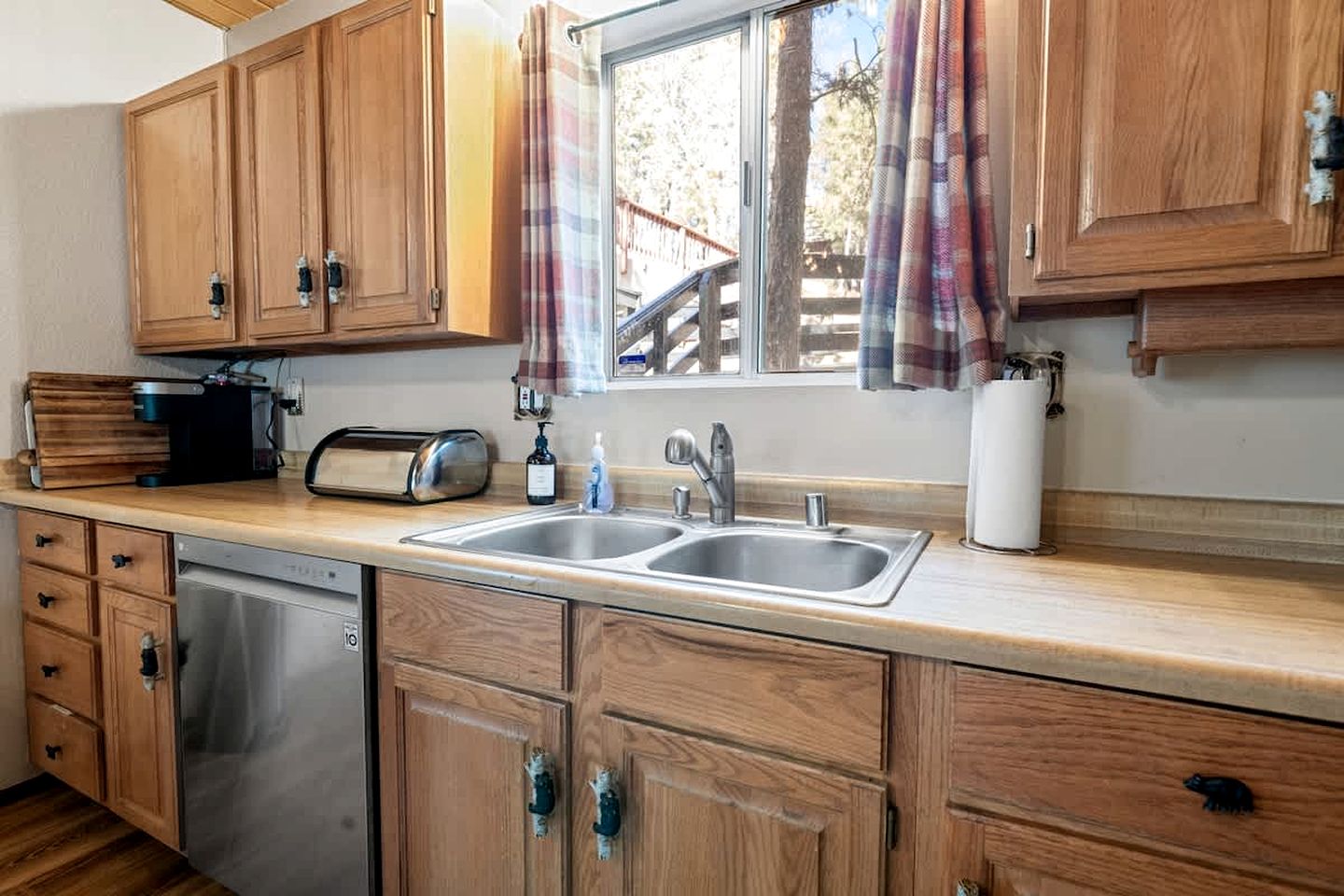 Dog-Friendly Rustic Cabin with Hot-Tub and Deck Great for Families in California