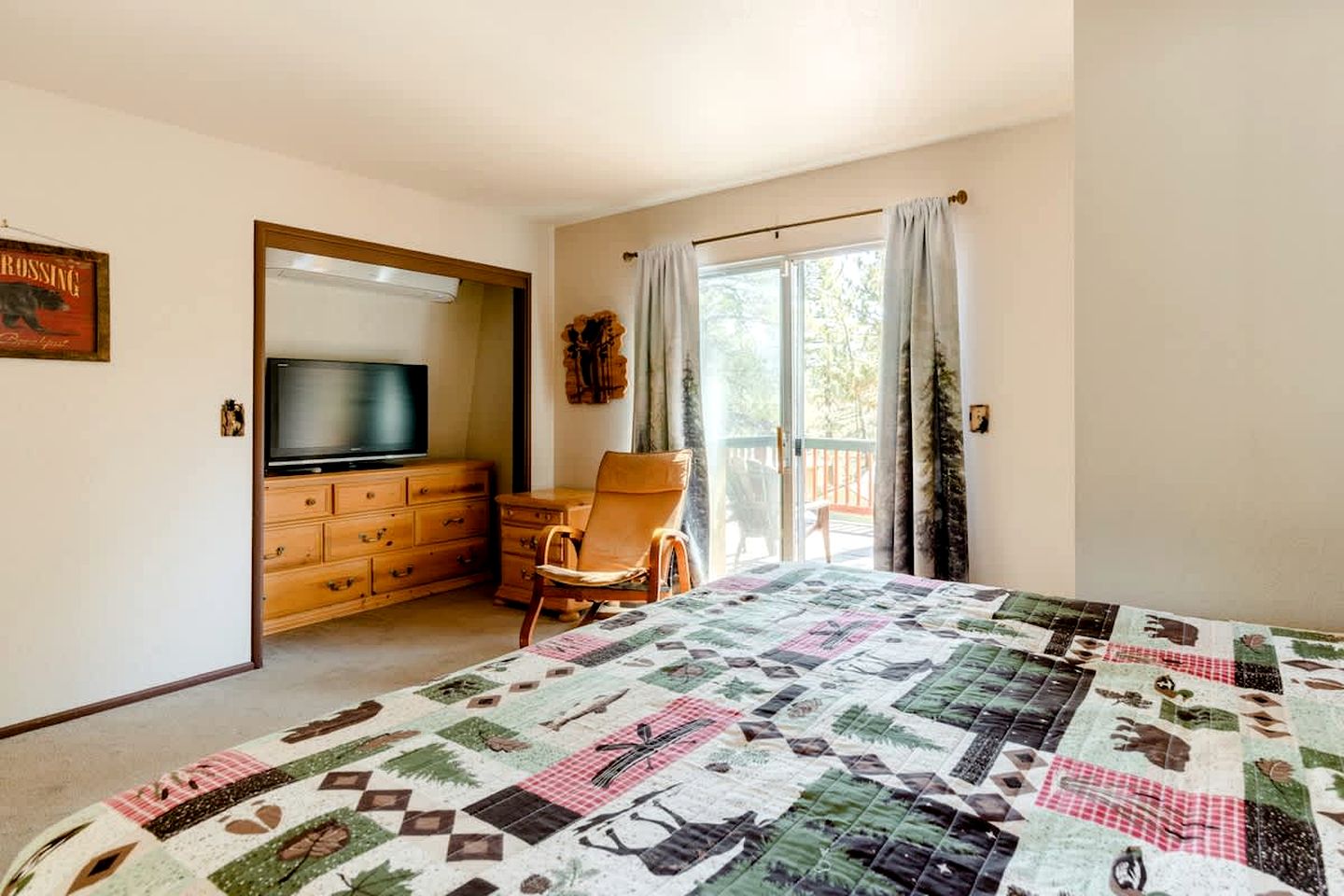 Dog-Friendly Rustic Cabin with Hot-Tub and Deck Great for Families in California