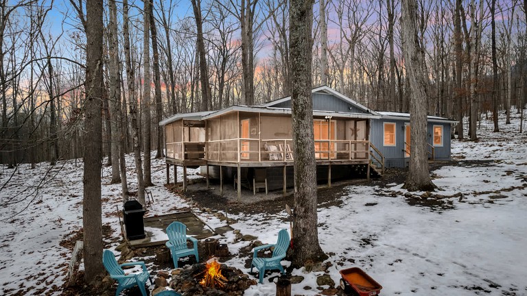 Dog Friendly Cabin with a Wood Burning Stove, Screened-In Porch, and River Access near Cacapon Resort State Park, WV