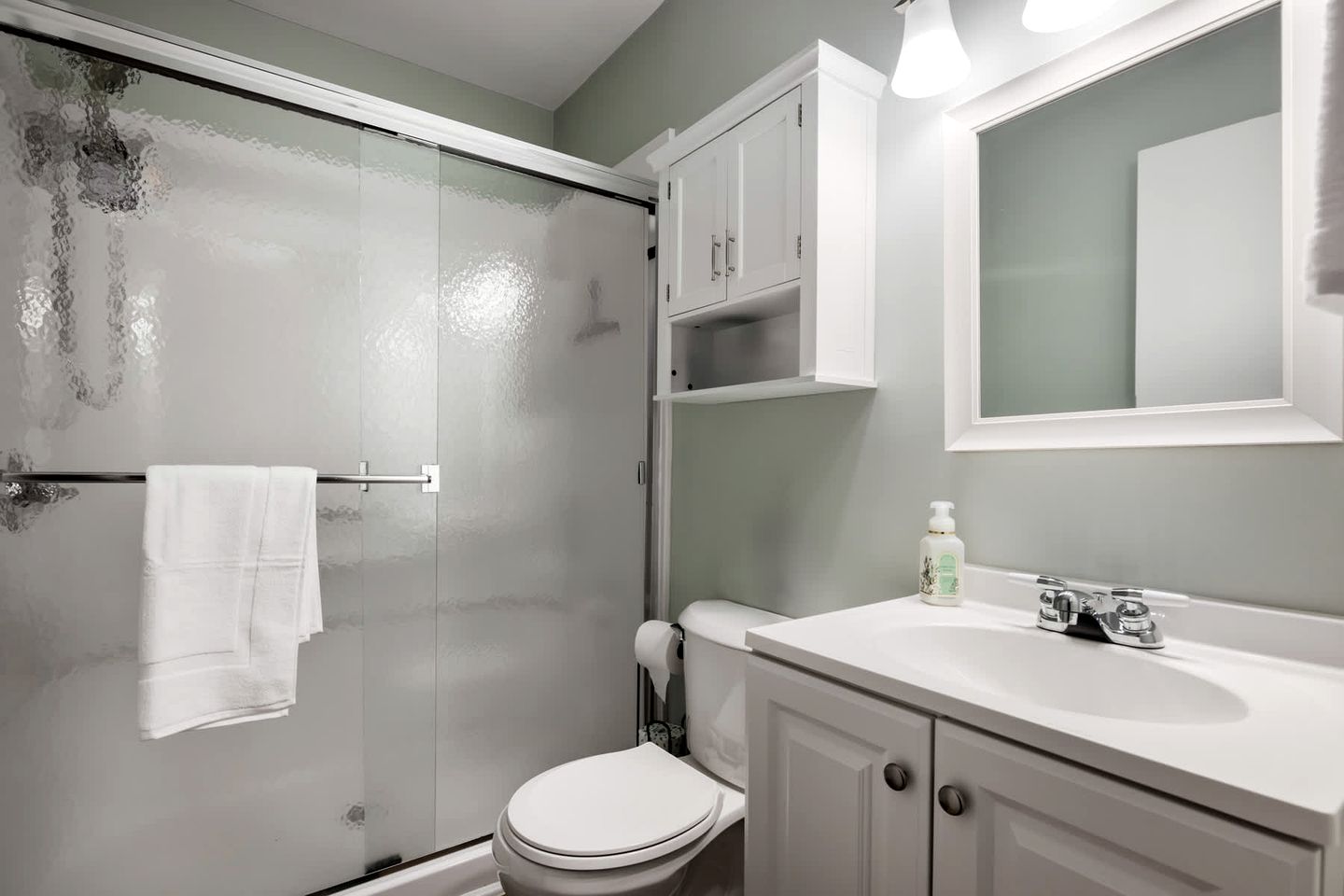 Dog Friendly Cabin with a Wood Burning Stove, Screened-In Porch, and River Access near Cacapon Resort State Park, WV