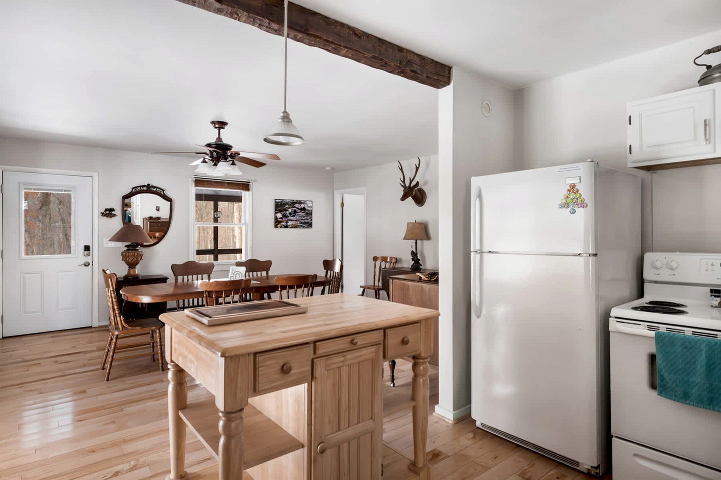 Dog Friendly Cabin with a Wood Burning Stove, Screened-In Porch, and River Access near Cacapon Resort State Park, WV