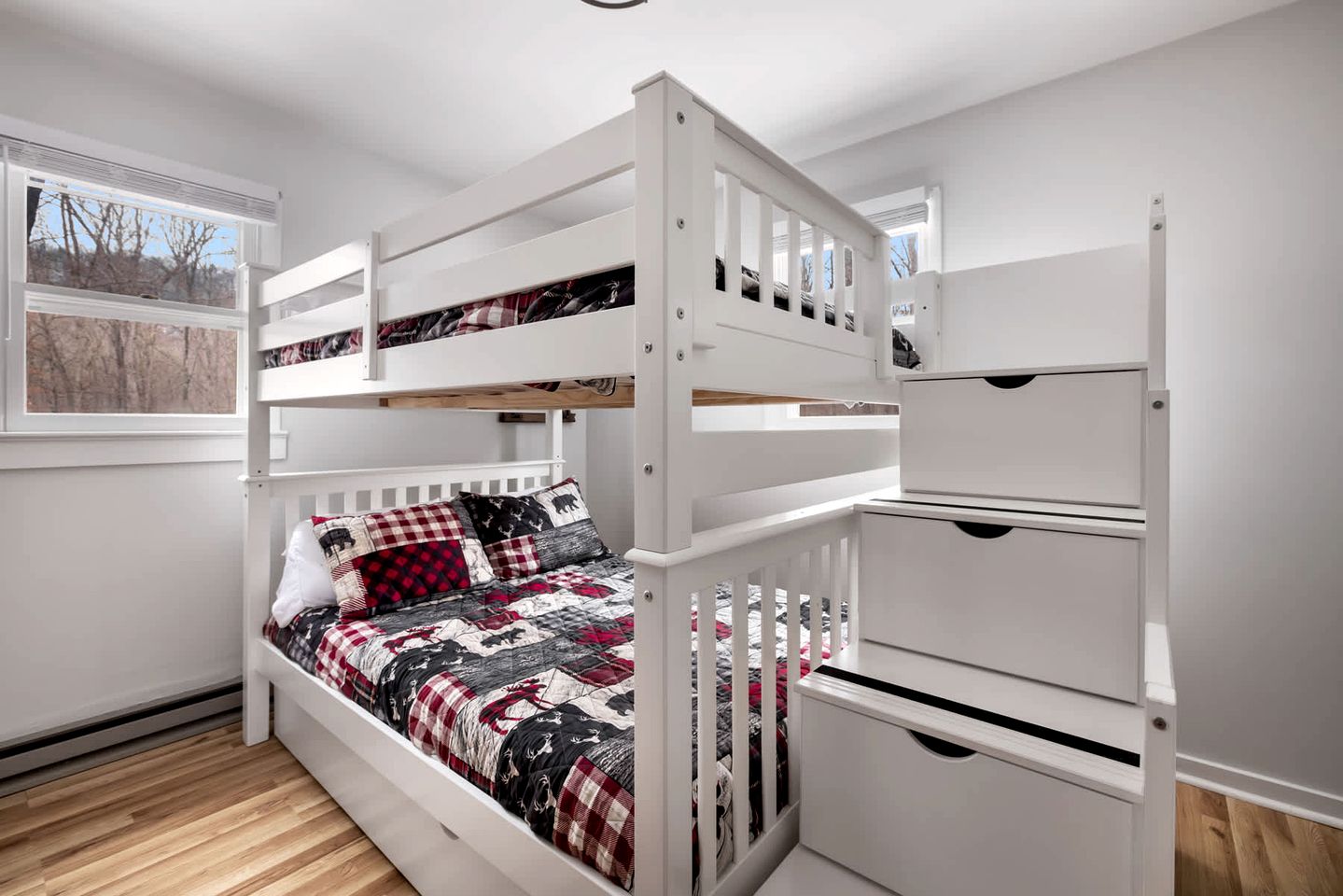 Dog Friendly Cabin with a Wood Burning Stove, Screened-In Porch, and River Access near Cacapon Resort State Park, WV