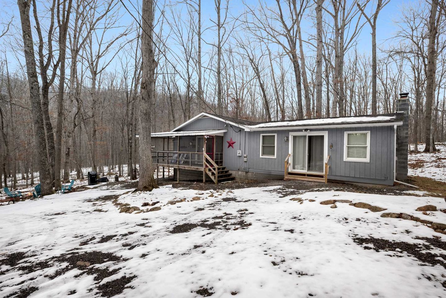 Dog Friendly Cabin with a Wood Burning Stove, Screened-In Porch, and River Access near Cacapon Resort State Park, WV