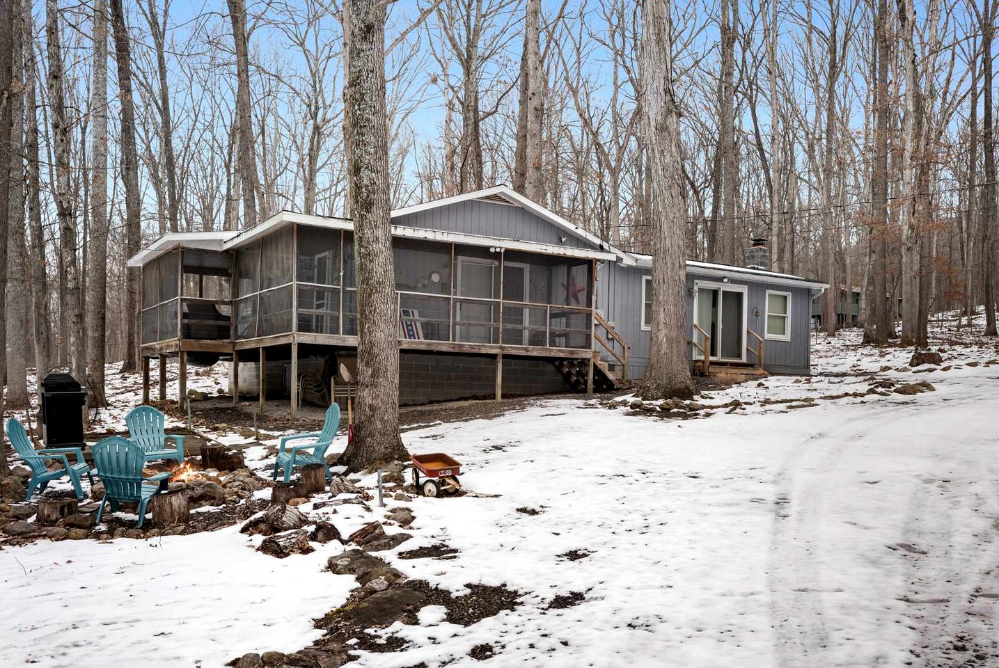 Dog Friendly Cabin with a Wood Burning Stove, Screened-In Porch, and River Access near Cacapon Resort State Park, WV