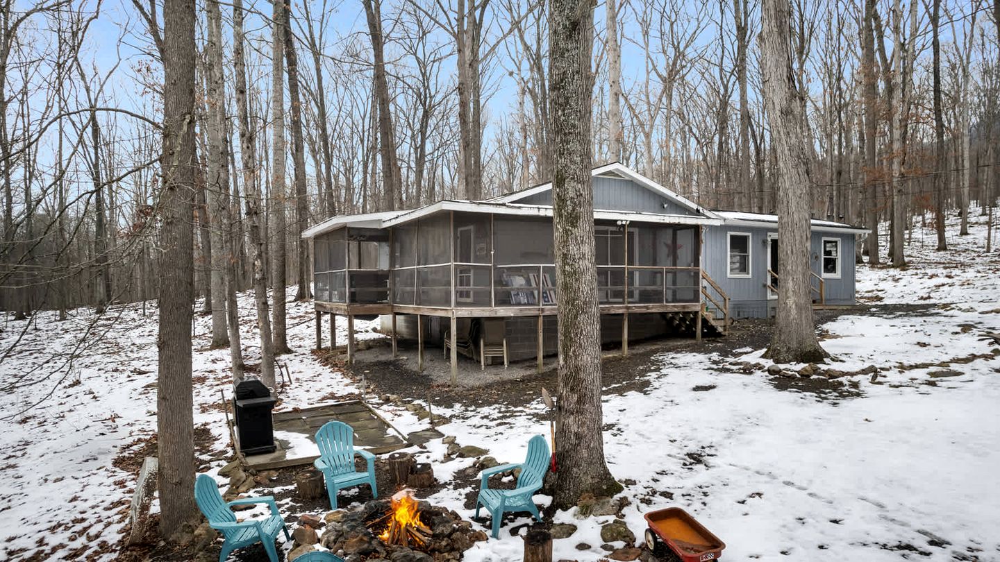 Dog Friendly Cabin with a Wood Burning Stove, Screened-In Porch, and River Access near Cacapon Resort State Park, WV
