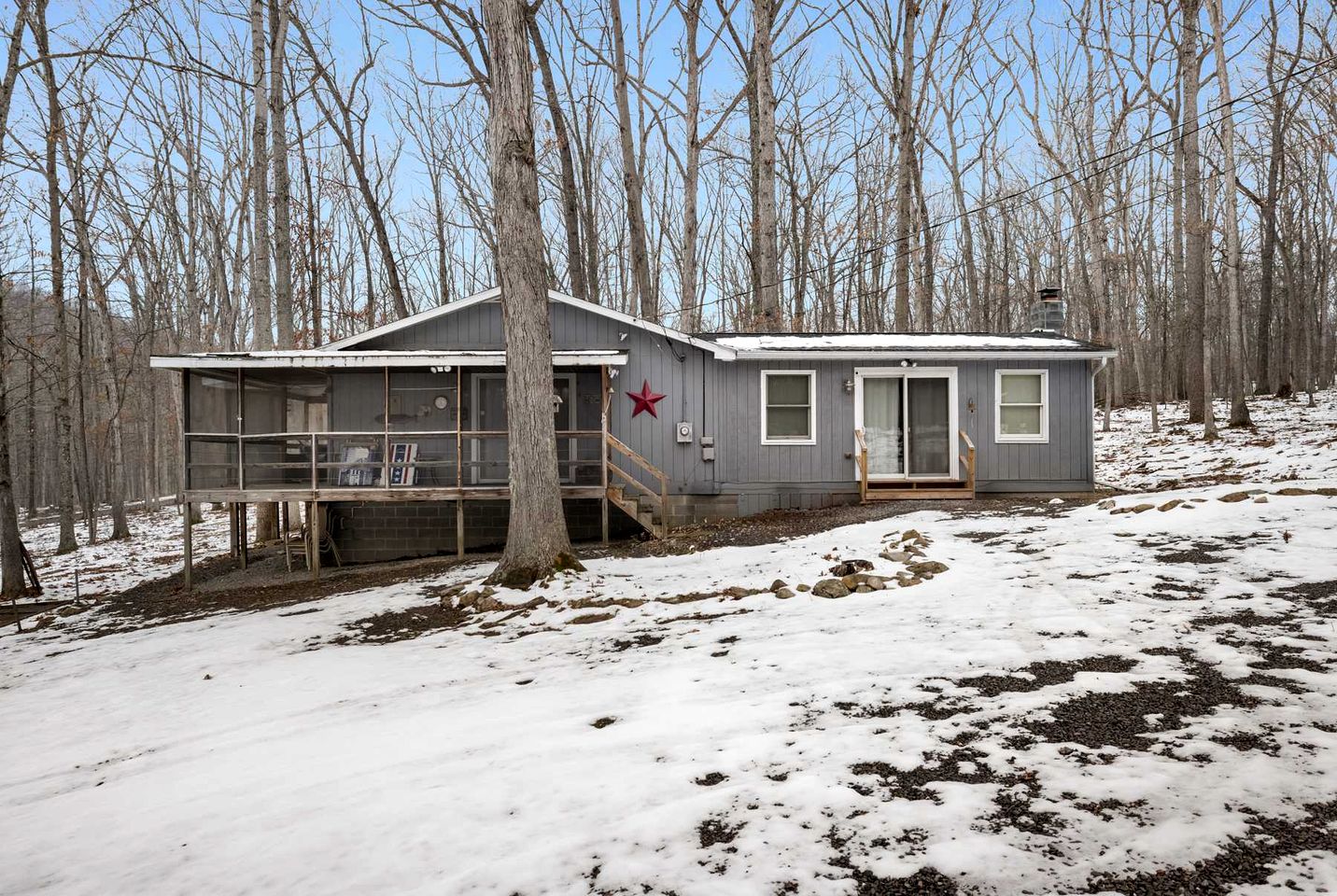 Dog Friendly Cabin with a Wood Burning Stove, Screened-In Porch, and River Access near Cacapon Resort State Park, WV