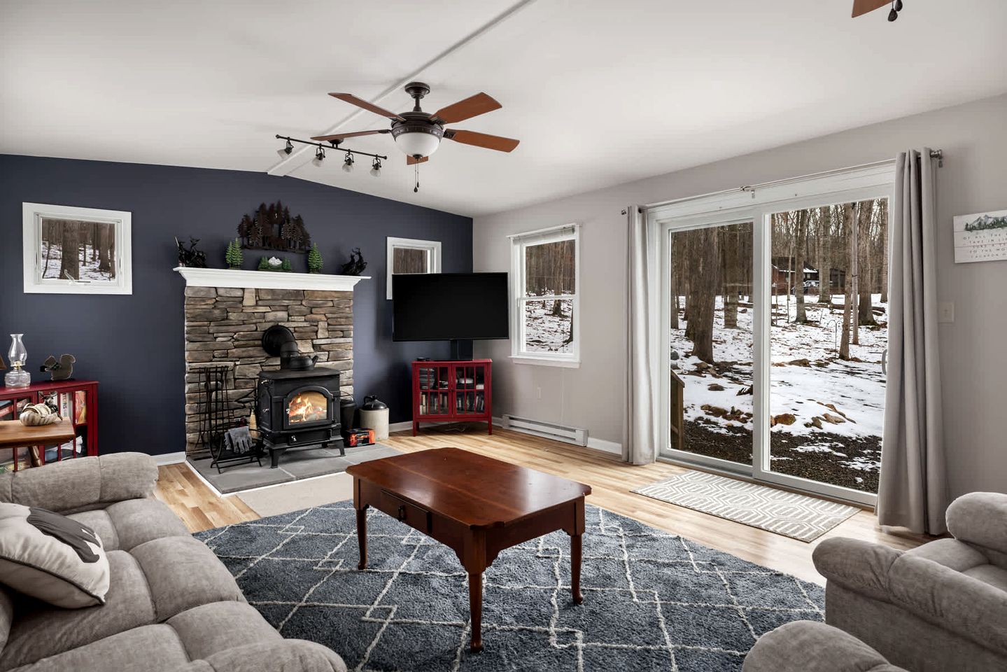 Dog Friendly Cabin with a Wood Burning Stove, Screened-In Porch, and River Access near Cacapon Resort State Park, WV