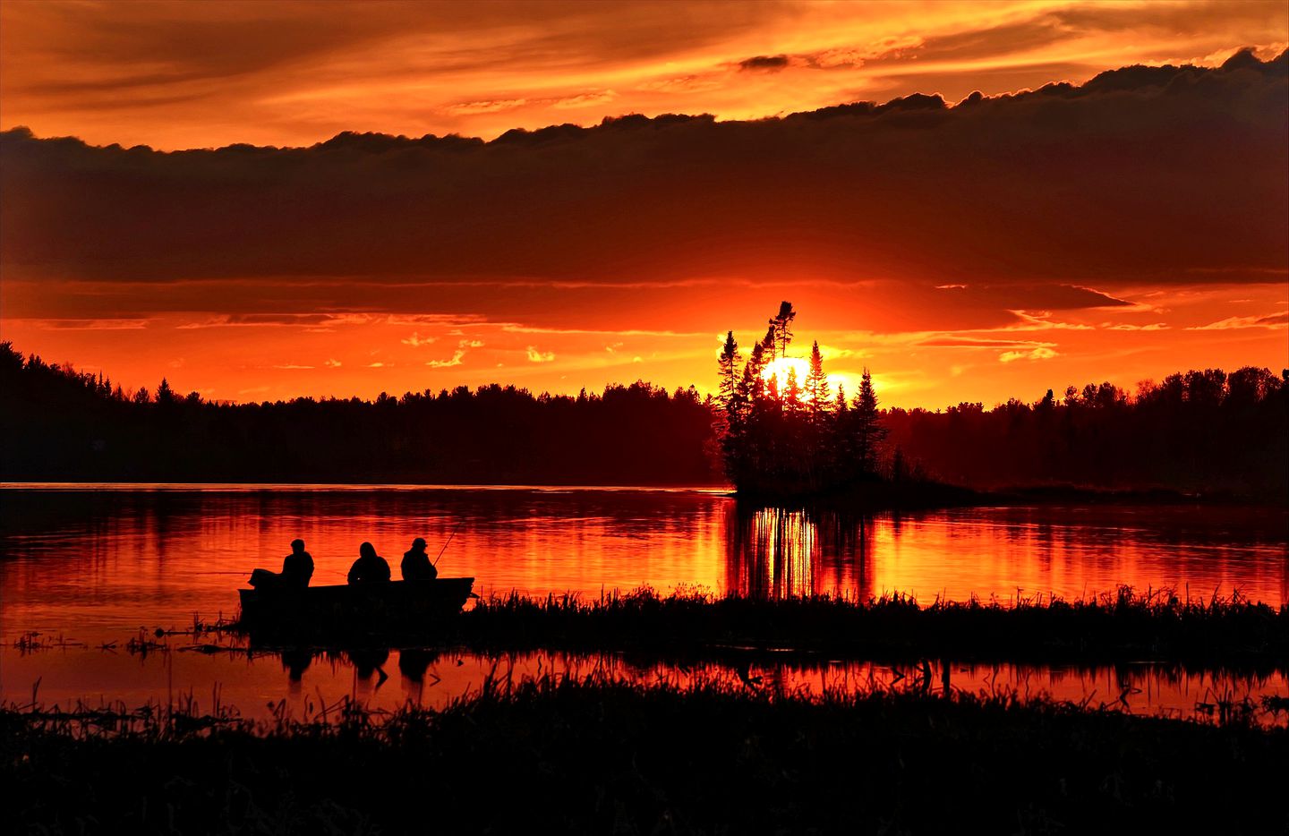 Secluded Lakefront Vacation Rental with a Barbecue in Western Quebec, Canada