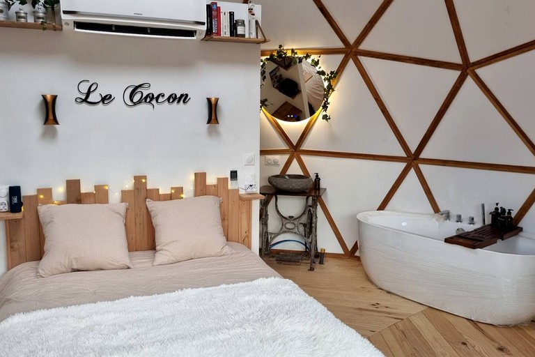 Vacation Rentals (France, --, --)