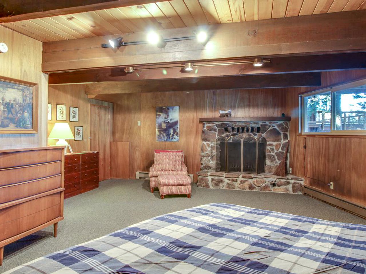 Waterfront Cabin Rental for groups on Donner Lake, California