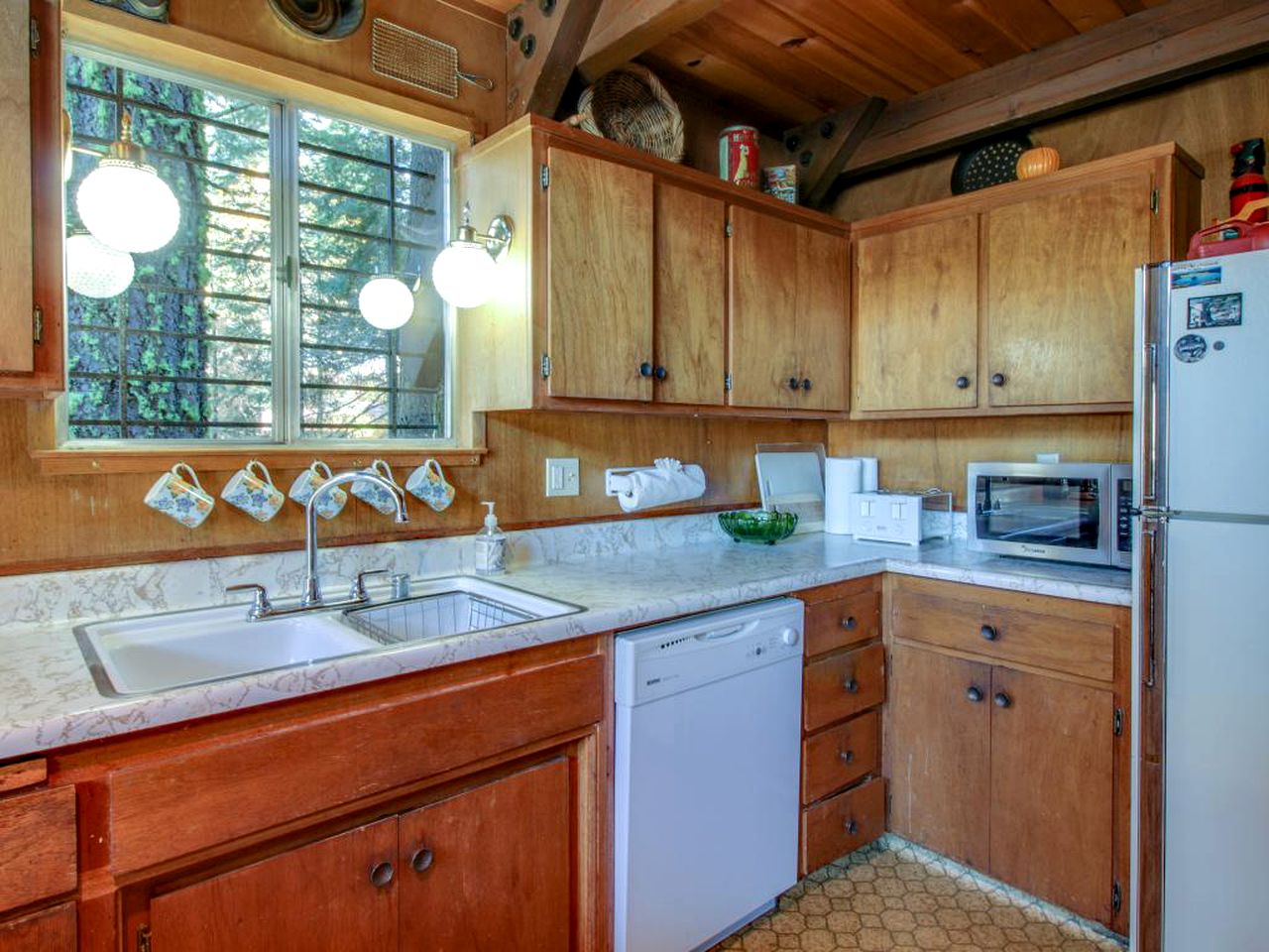 Waterfront Cabin Rental for groups on Donner Lake, California