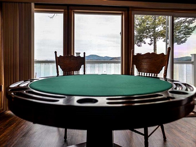 Cabins (Coeur d'Alene, Idaho, United States)