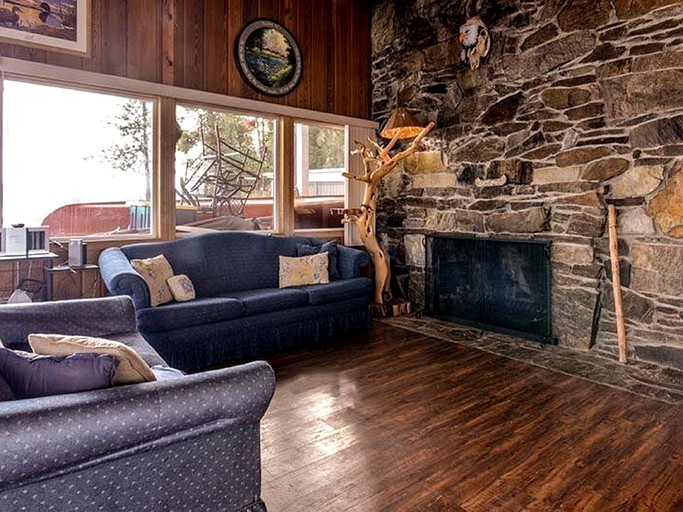 Cabins (Coeur d'Alene, Idaho, United States)