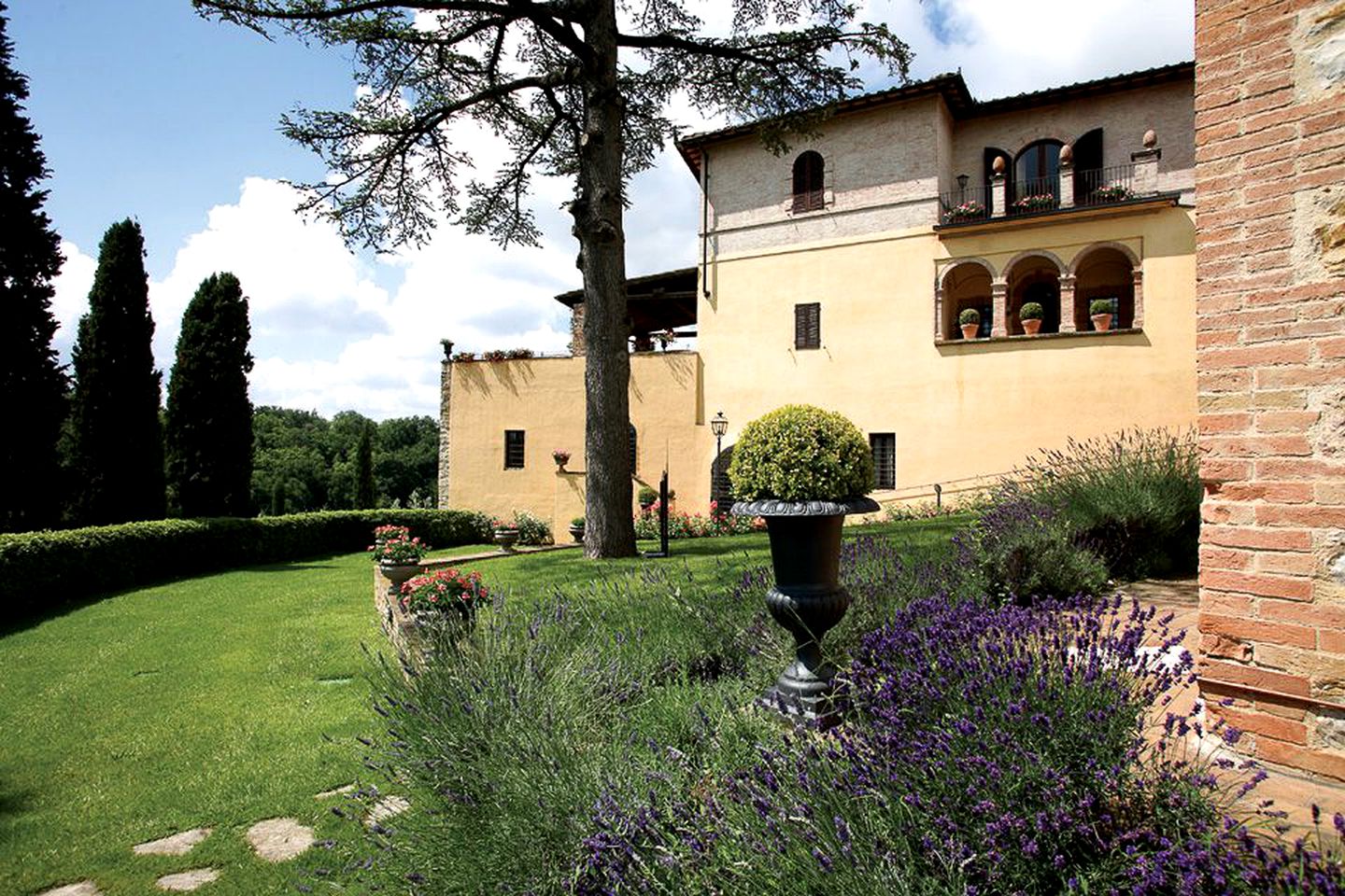 Historic Luxury Villa Rental with Swimming Pool and Breathtaking Views near Siena, Italy