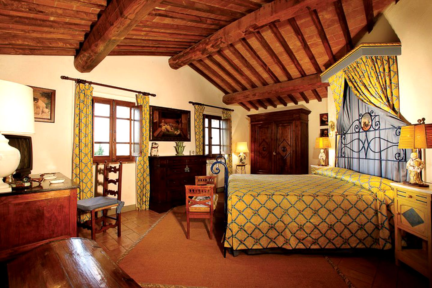 Historic Luxury Villa Rental with Swimming Pool and Breathtaking Views near Siena, Italy