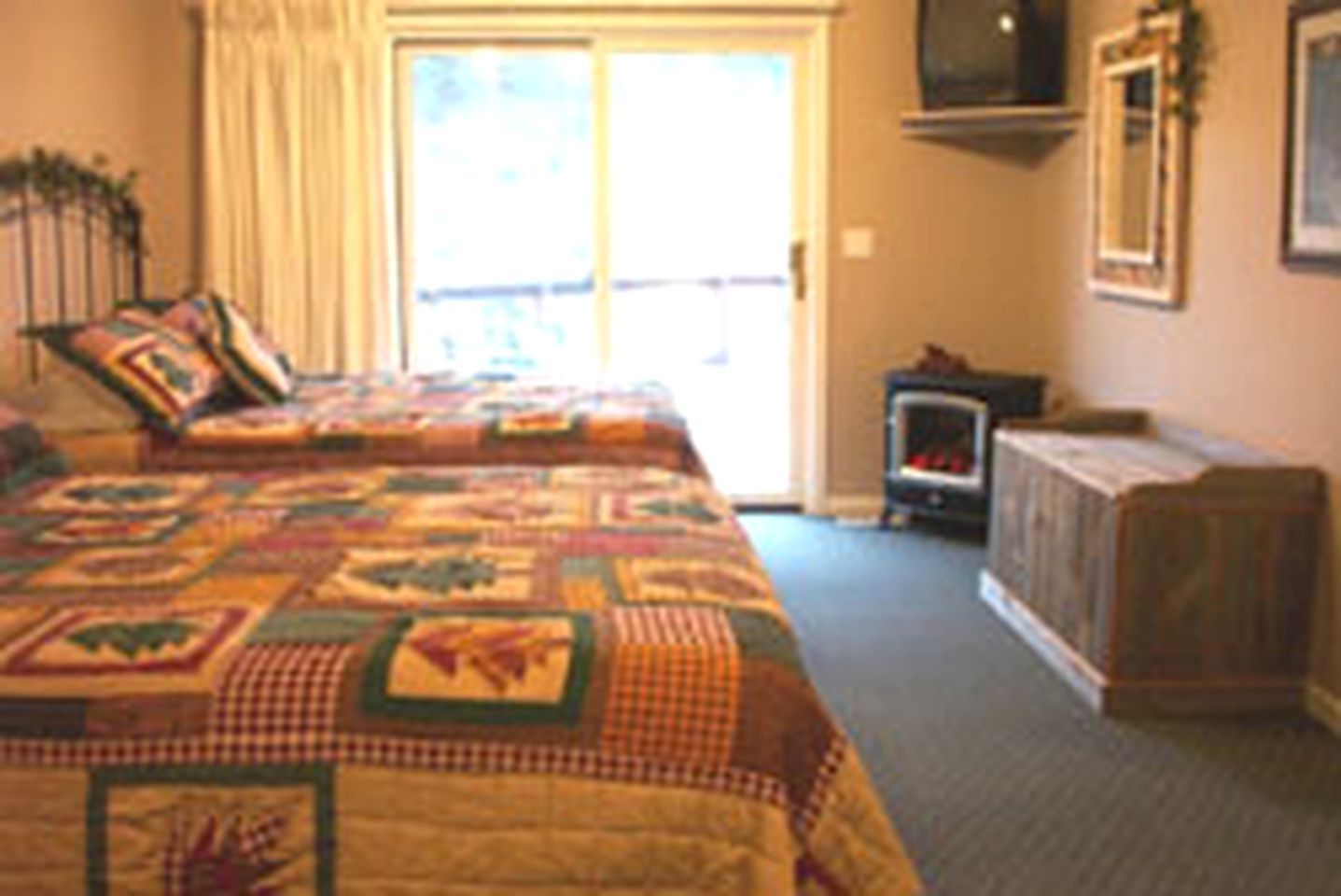 Enchanting Suite Rental with Shared Hot Tub near Hill City, South Dakota