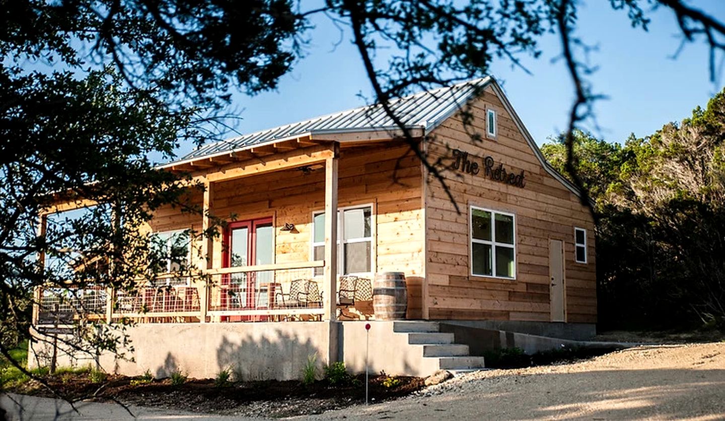 Wonderful Open-Plan Cottage for a Fantastic Family Retreat to Texas Hill Country near Dripping Springs, Texas