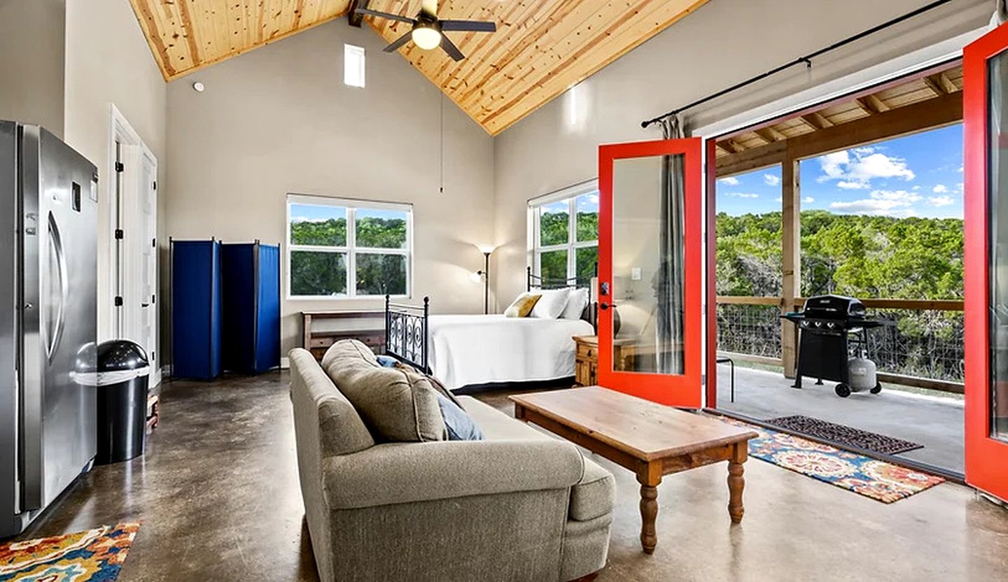 Wonderful Open-Plan Cottage for a Fantastic Family Retreat to Texas Hill Country near Dripping Springs, Texas