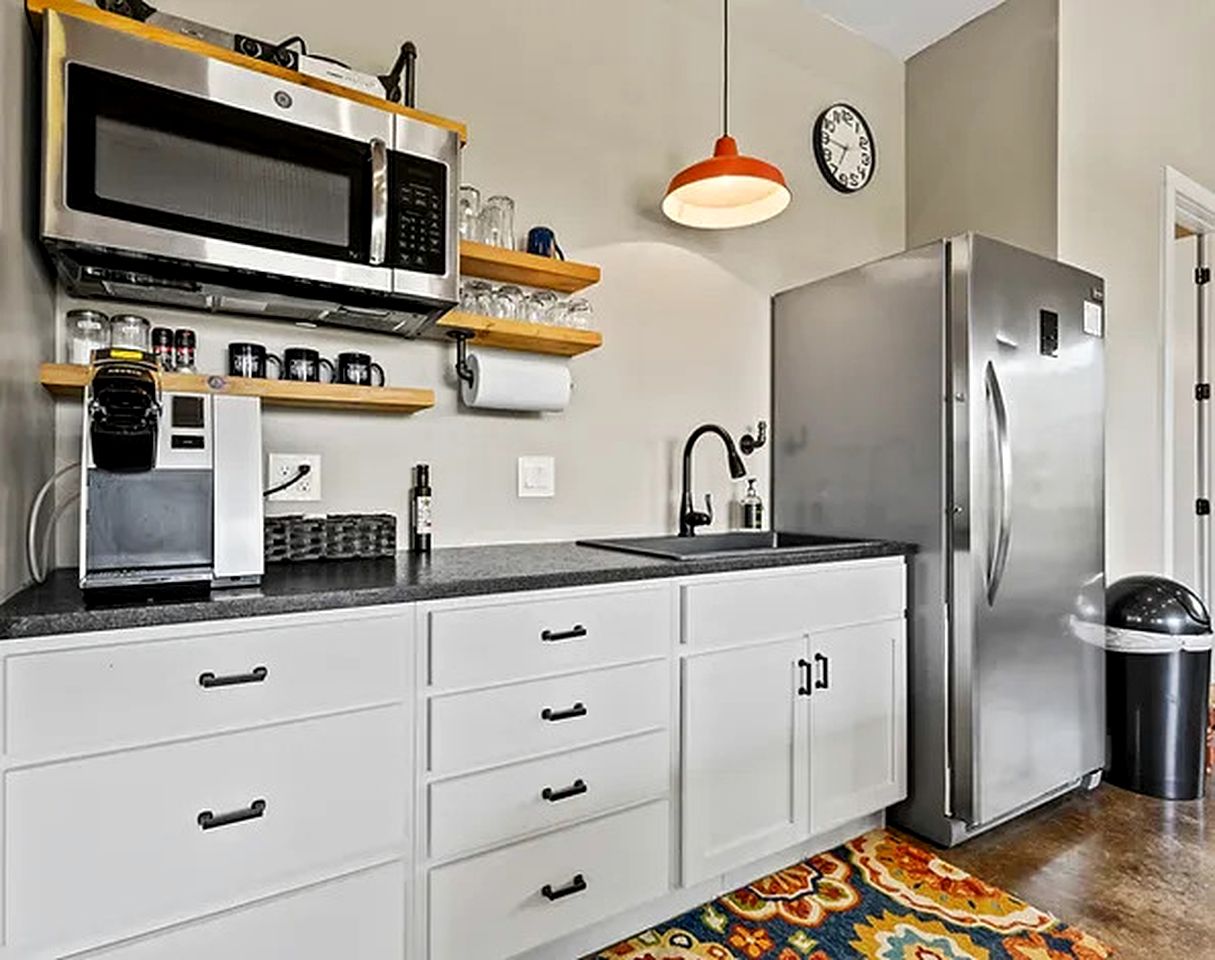 Wonderful Open-Plan Cottage for a Fantastic Family Retreat to Texas Hill Country near Dripping Springs, Texas