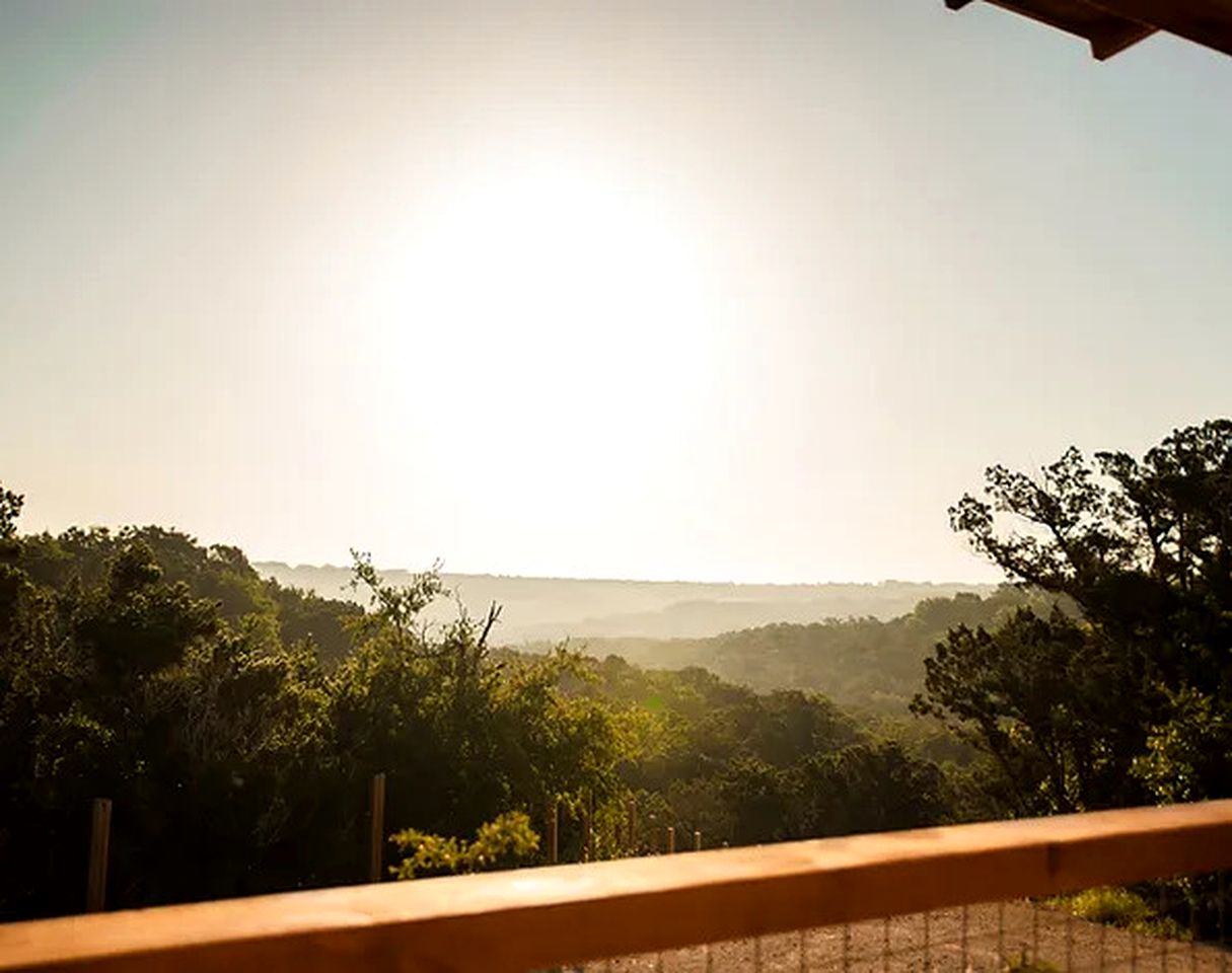 Wonderful Open-Plan Cottage for a Fantastic Family Retreat to Texas Hill Country near Dripping Springs, Texas