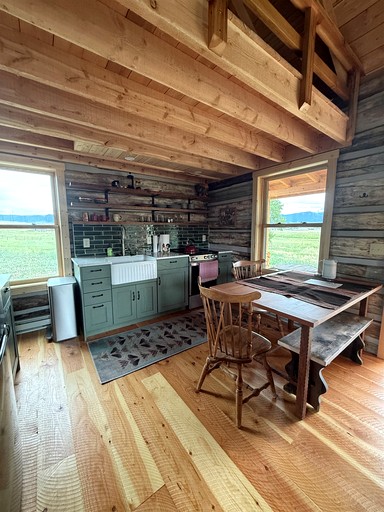 Cabins (United States of America, Ennis, Montana)