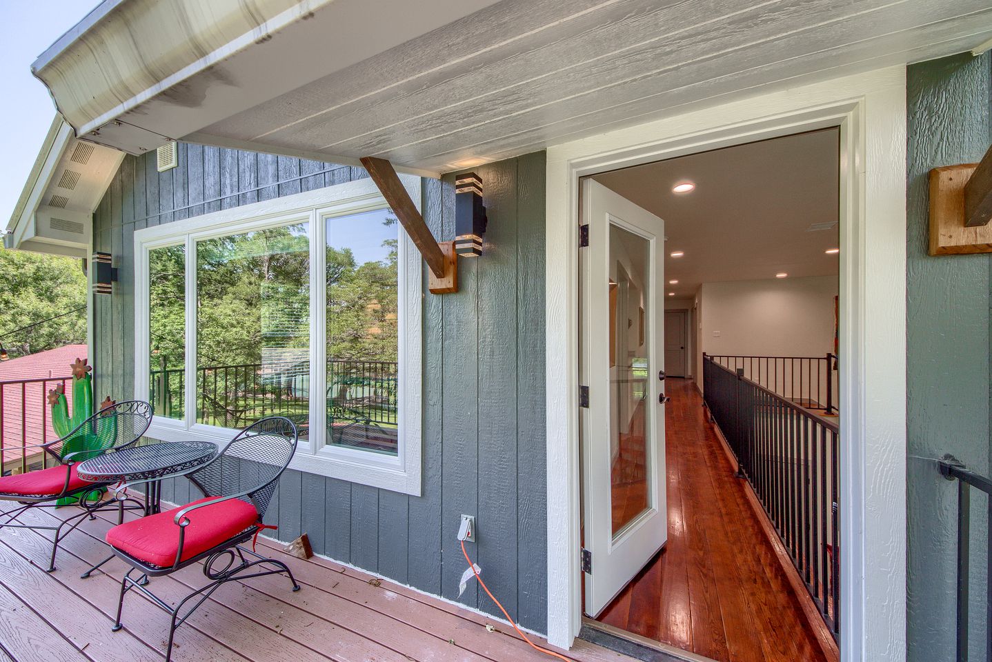 New Braunfels Cottage Rental on the Lake Dunlap for a Perfect Texas Glamping Family Getaway
