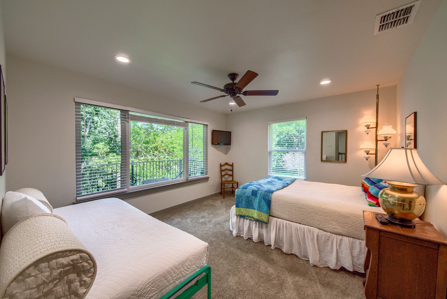 New Braunfels Cottage Rental on the Lake Dunlap for a Perfect Texas Glamping Family Getaway