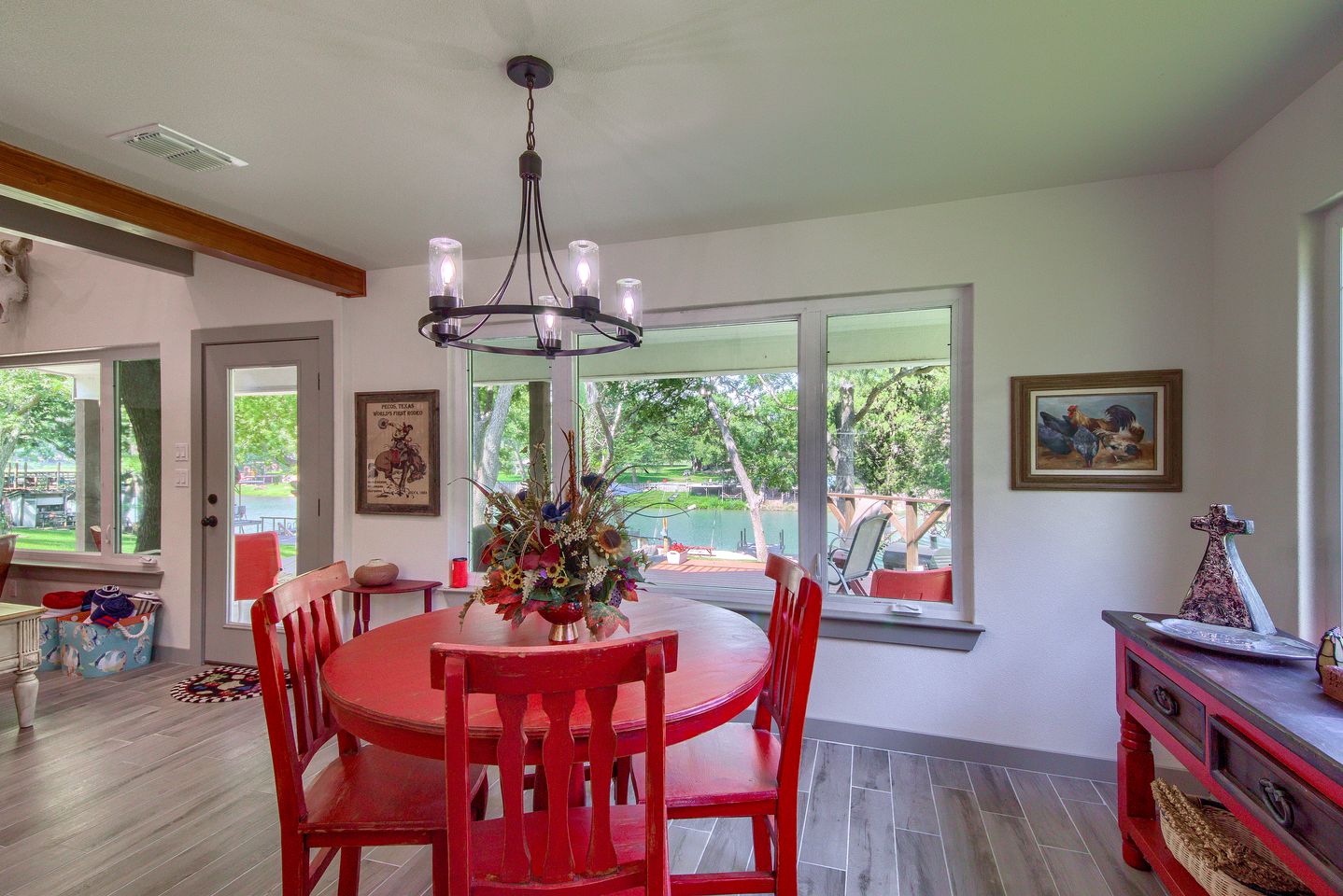 New Braunfels Cottage Rental on the Lake Dunlap for a Perfect Texas Glamping Family Getaway