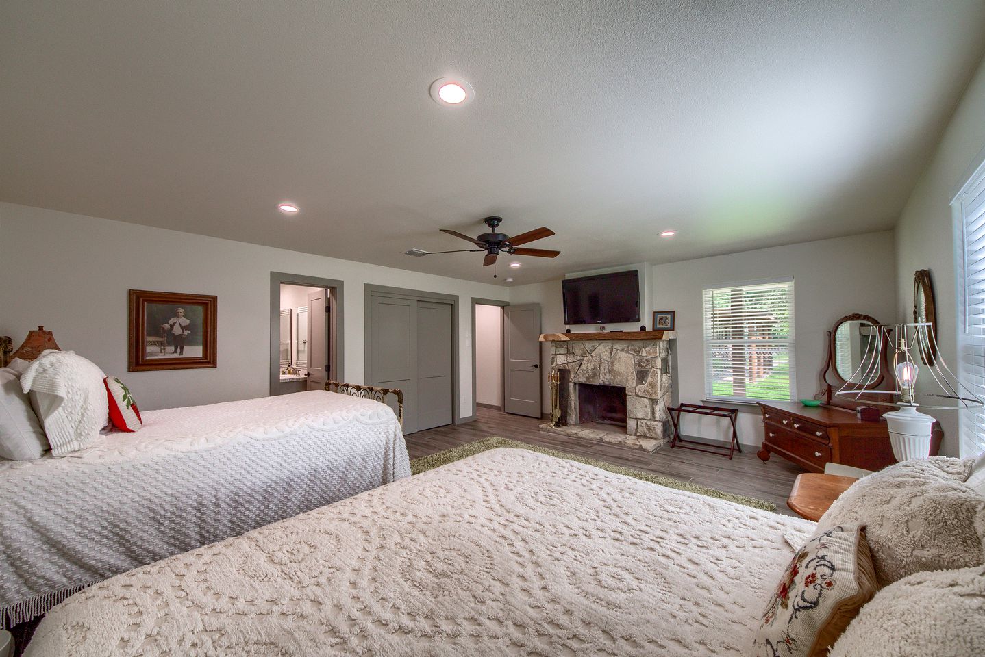 New Braunfels Cottage Rental on the Lake Dunlap for a Perfect Texas Glamping Family Getaway