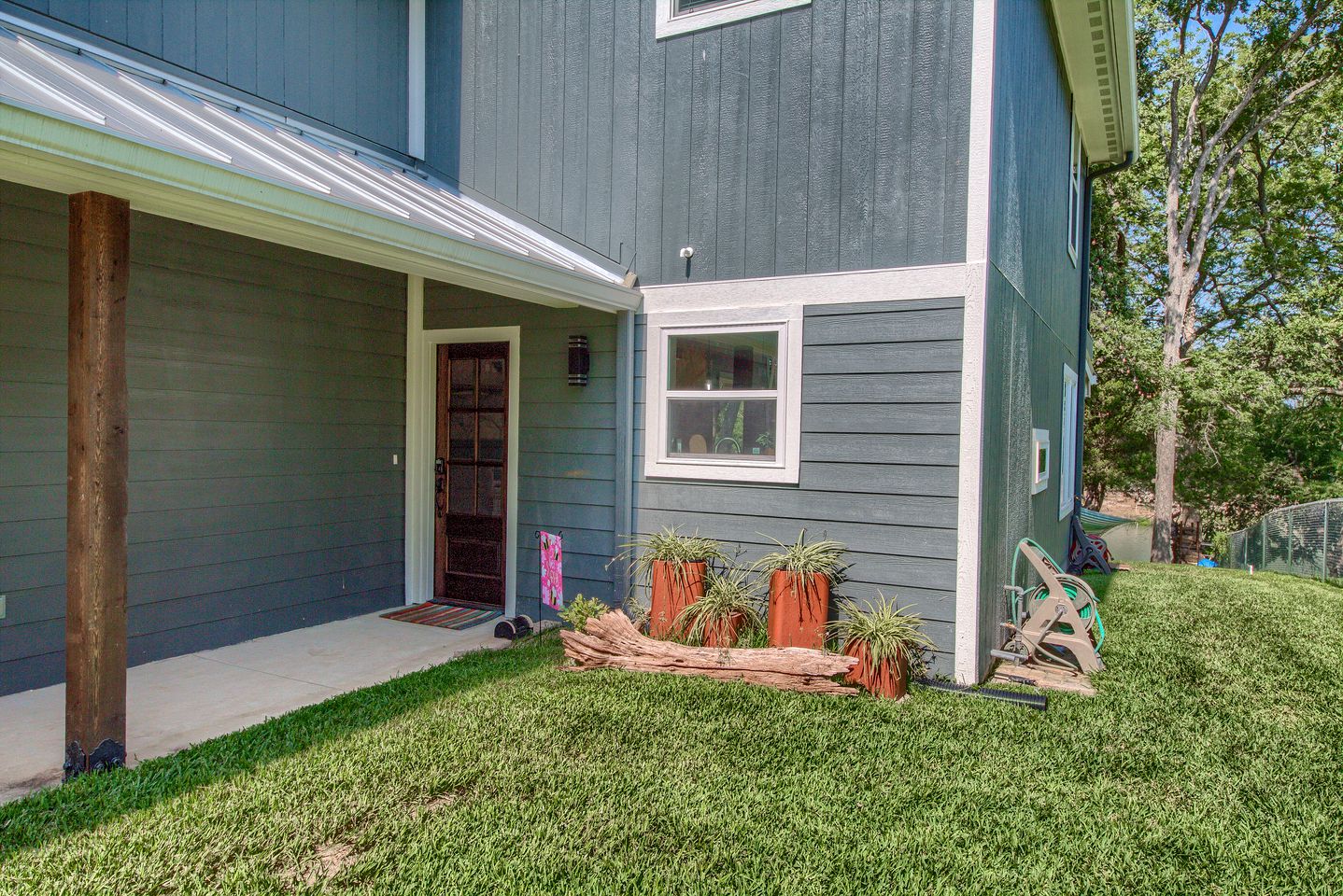New Braunfels Cottage Rental on the Lake Dunlap for a Perfect Texas Glamping Family Getaway