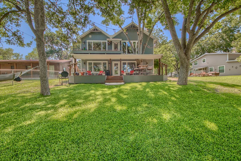 New Braunfels Cottage Rental on the Lake Dunlap for a Perfect Texas Glamping Family Getaway