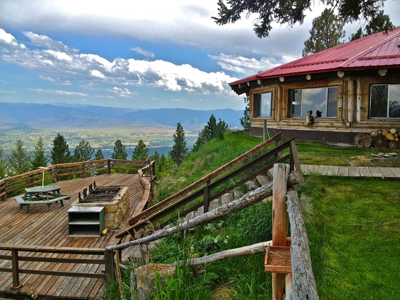 Unique, Spacious Log Cabin Rental near Bitterroot National Forest in Montana