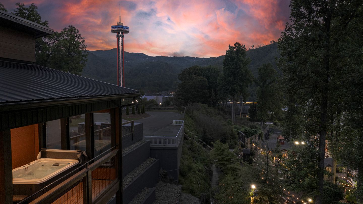 Gorgeous Modern Cabin with Hot-tub and Great Views in Gatlinburg, Tennessee