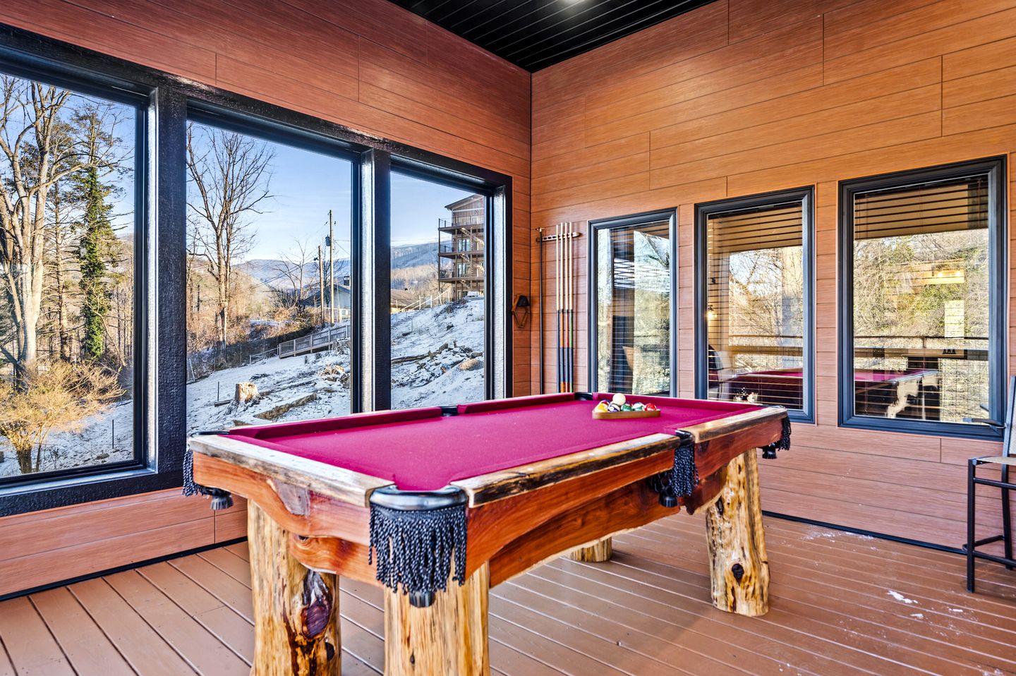 Gorgeous Modern Cabin with Hot-tub and Great Views in Gatlinburg, Tennessee