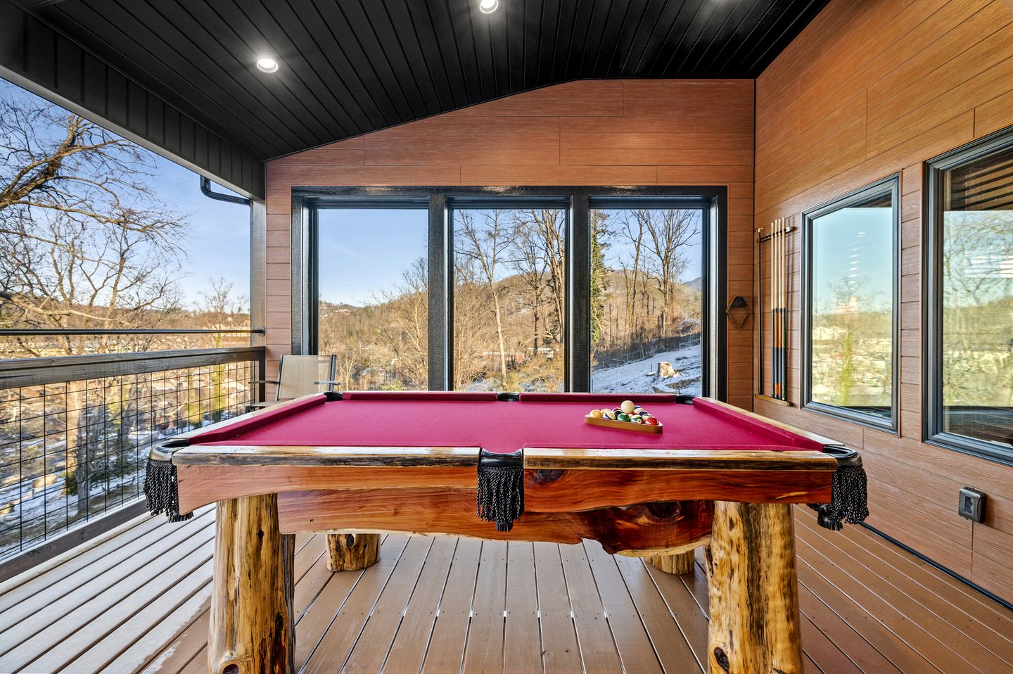 Gorgeous Modern Cabin with Hot-tub and Great Views in Gatlinburg, Tennessee