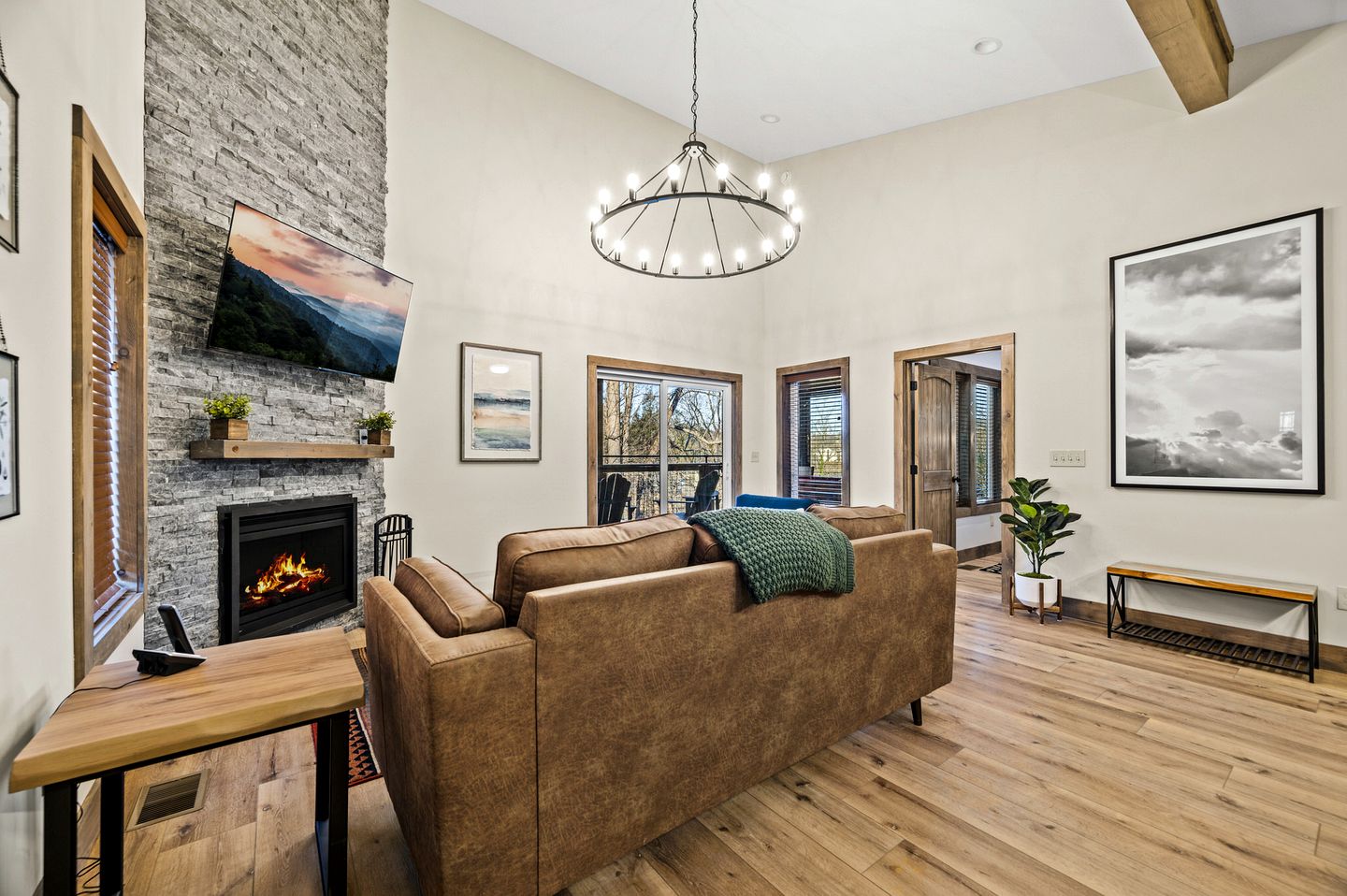 Gorgeous Modern Cabin with Hot-tub and Great Views in Gatlinburg, Tennessee