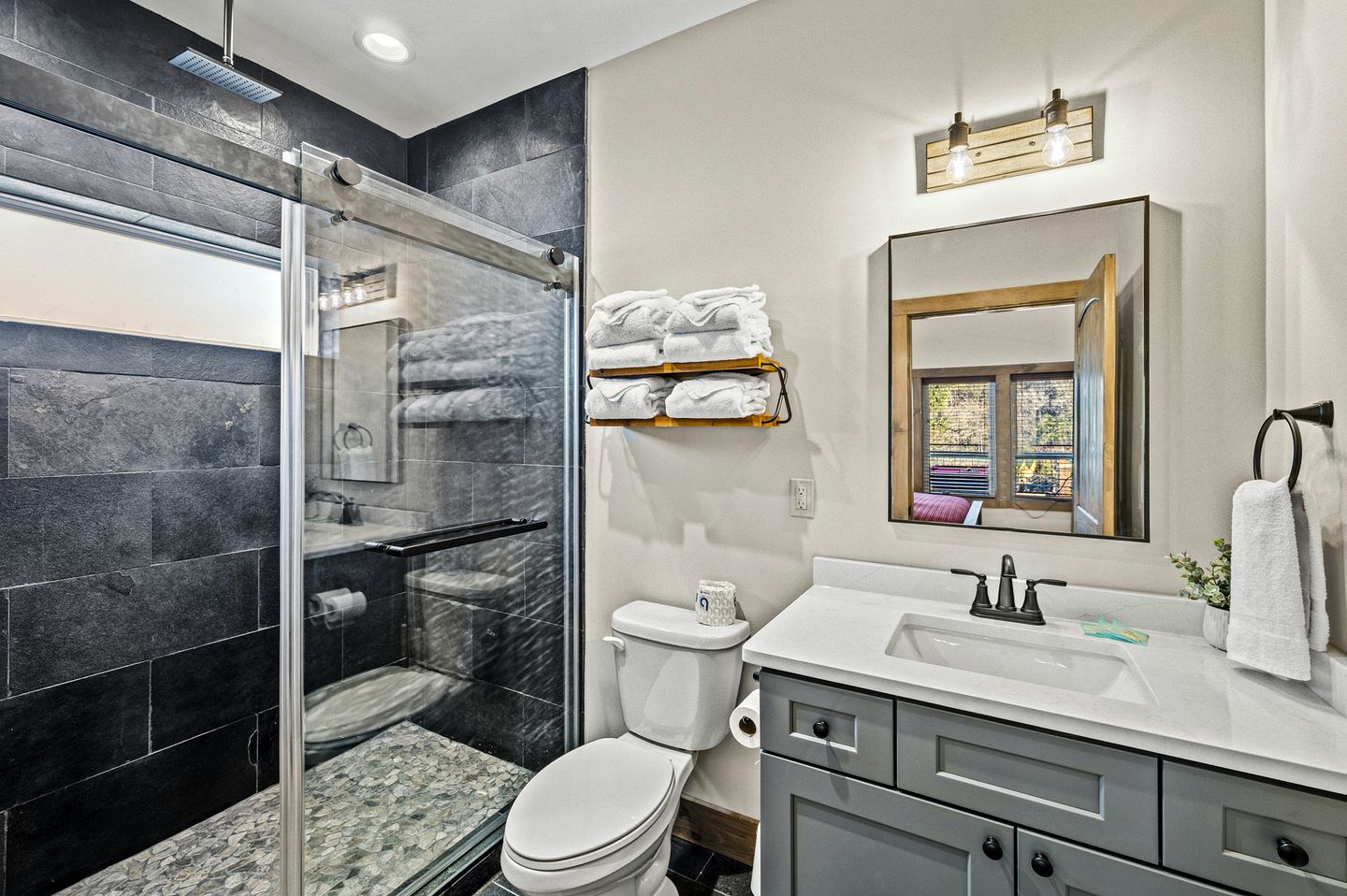 Gorgeous Modern Cabin with Hot-tub and Great Views in Gatlinburg, Tennessee