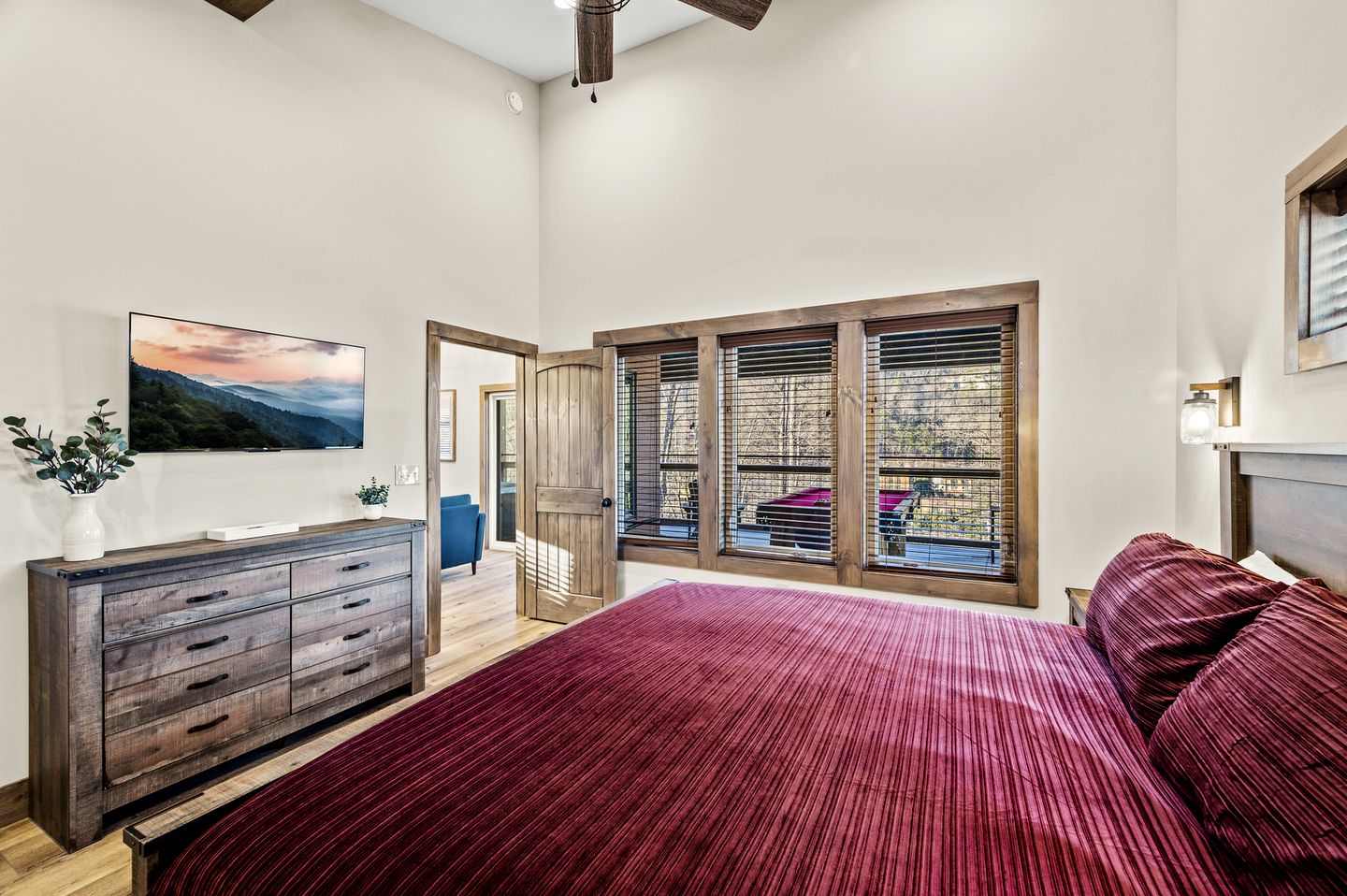 Gorgeous Modern Cabin with Hot-tub and Great Views in Gatlinburg, Tennessee