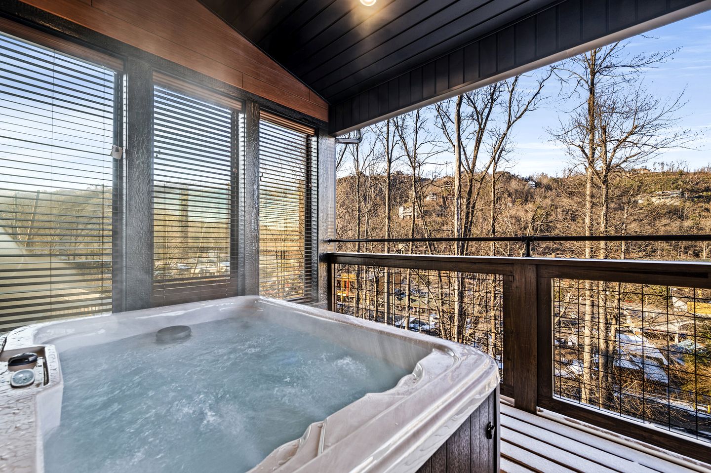 Gorgeous Modern Cabin with Hot-tub and Great Views in Gatlinburg, Tennessee